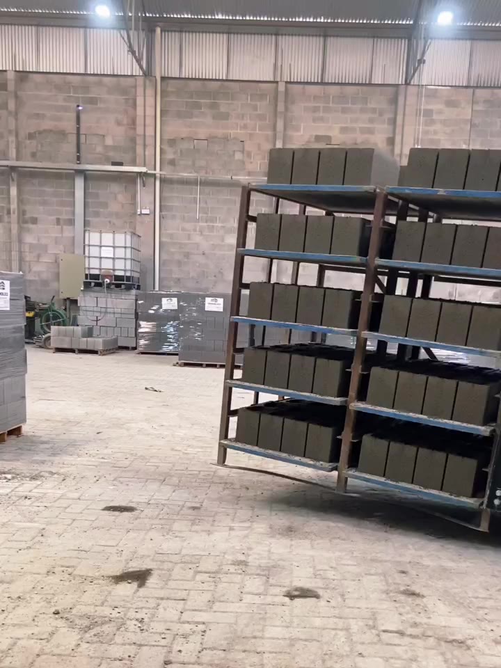 Prateleiras com blocos em cura dentro da fábrica