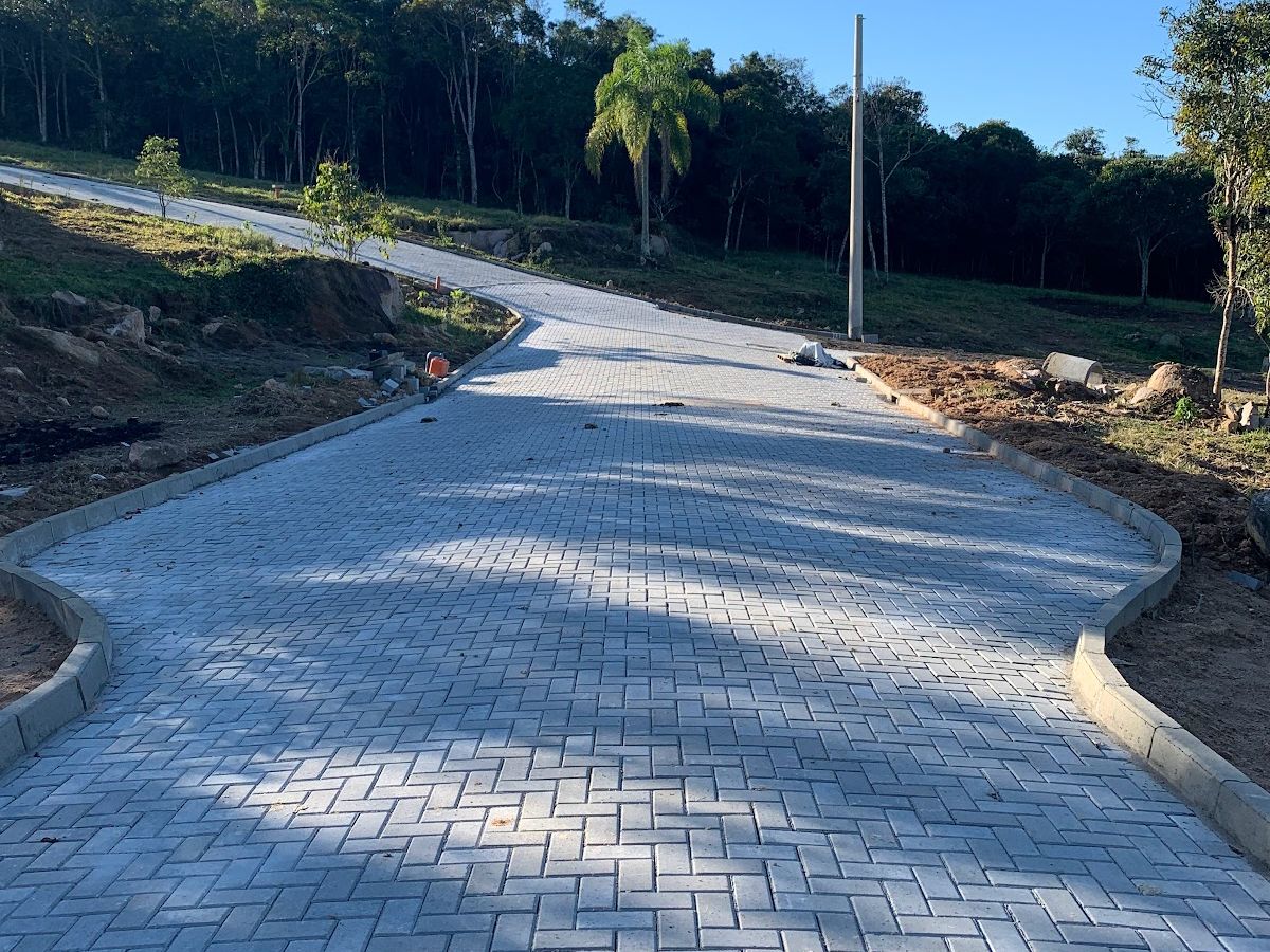 Rua pavimentada com paver e meio-fio Termobloco