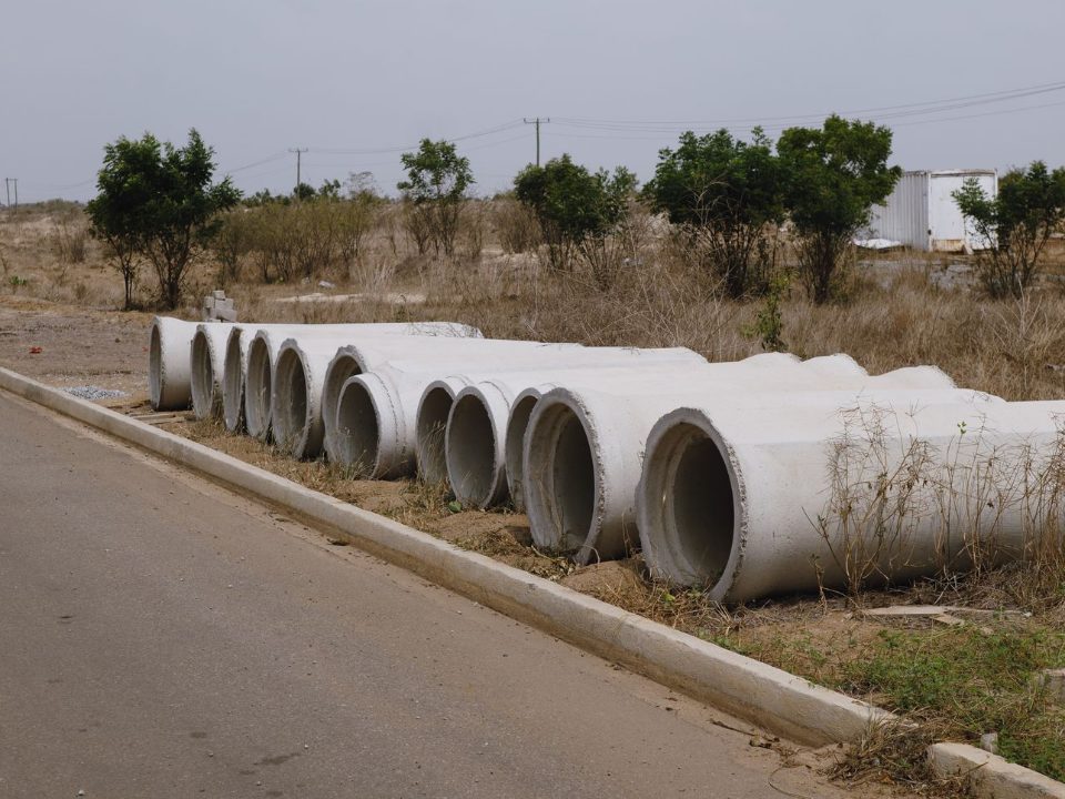 Tubos de concreto para drenagem empilhados